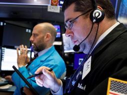 El índice Dow Jones sumó 439.58 enteros, el 1.6%, y cerró en 27 mil 940.47 unidades. EFE/J. Lane
