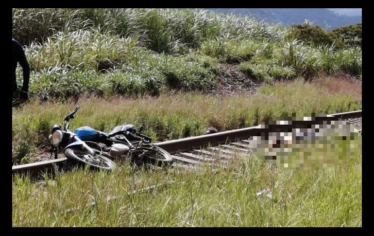 Los restos del comunicador fueron abandonados cerca de las vías del ferrocarril entre las comunidades de Motzorongo y Paraíso. TWITTER/@Aveefeniix