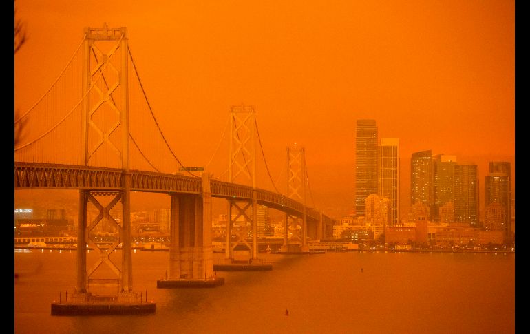La bahía de San Francisco y el Bay Bridge envueltos en el inusual tono naranja en pleno día. AFP/B. Hosea-Small