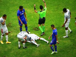 En la repetición de la jugada, se aprecia claramente la grave lesión de Hernández, quien salió en ambulancia con la pierna inmovilizada. IMAGO7