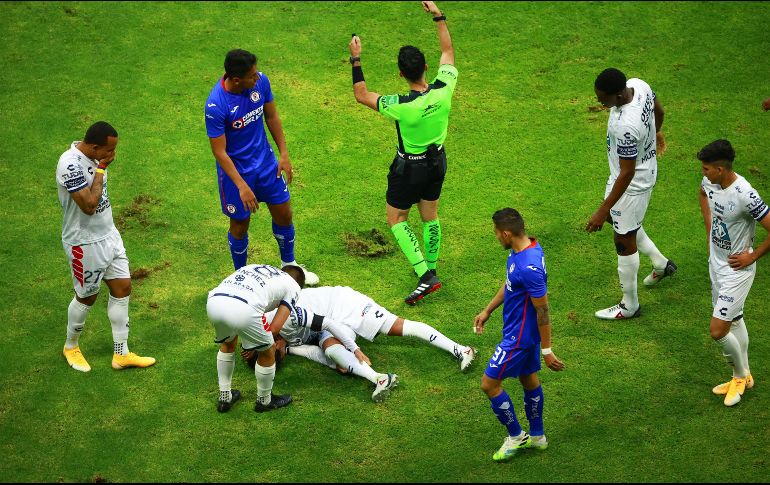 En la repetición de la jugada, se aprecia claramente la grave lesión de Hernández, quien salió en ambulancia con la pierna inmovilizada. IMAGO7