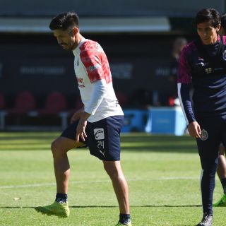 Oribe Peralta aconseja a JJ Macías para corregir