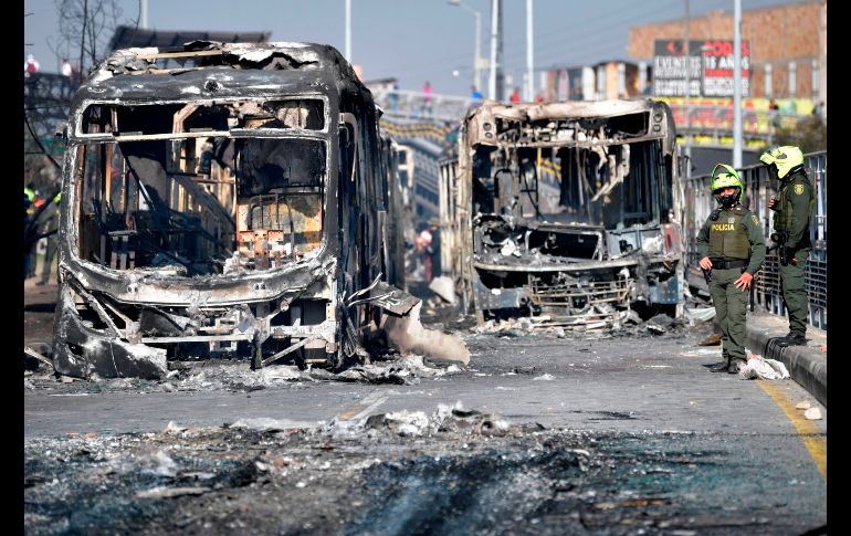 Restos de camiones incinerados en las protestas de anoche en Bogotá. AFP/R. Arboleda