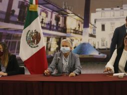 La secretaria de Gobernación, Olga Sánchez Cordero (c), se reúne con algunas de las mujeres que protagonizan la ocupación de las instalaciones de la CNDH. EFE/S. Gutiérrez