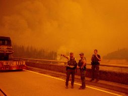 Además del calor y la sequedad, los fuertes vientos que han soplado en las últimas horas están expandiendo los fuegos a gran velocidad. AFP / J. Edelson