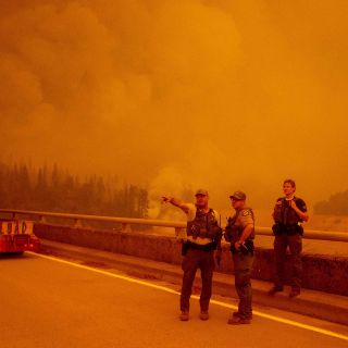 Decenas de incendios en el oeste de EU cobran la vida de siete personas