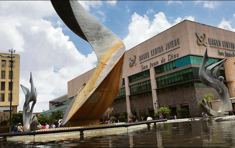 La oxidación en la escultura puede ser causada por el cloro en el agua de la fuente y la falta de mantenimiento. EL INFORMADOR/G. Esparza