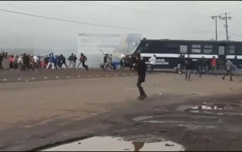 El forcejeo entre el conductor y un grupo de jóvenes originó que el camión se dirigiera sin control hacia donde se encontraban los estudiantes. ESPECIAL