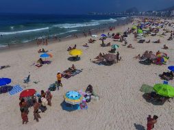 Fotografía tomada con un dron de bañistas en la playa de Leme, en Río de Janeiro. EFE/F. Motta