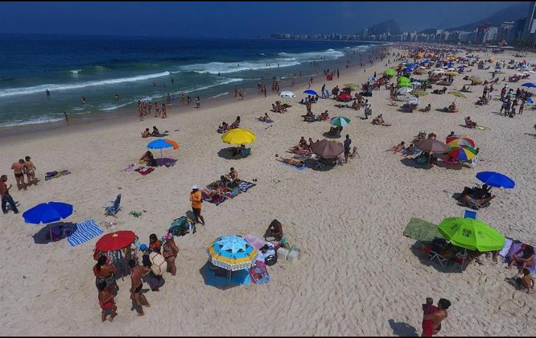 Fotografía tomada con un dron de bañistas en la playa de Leme, en Río de Janeiro. EFE/F. Motta
