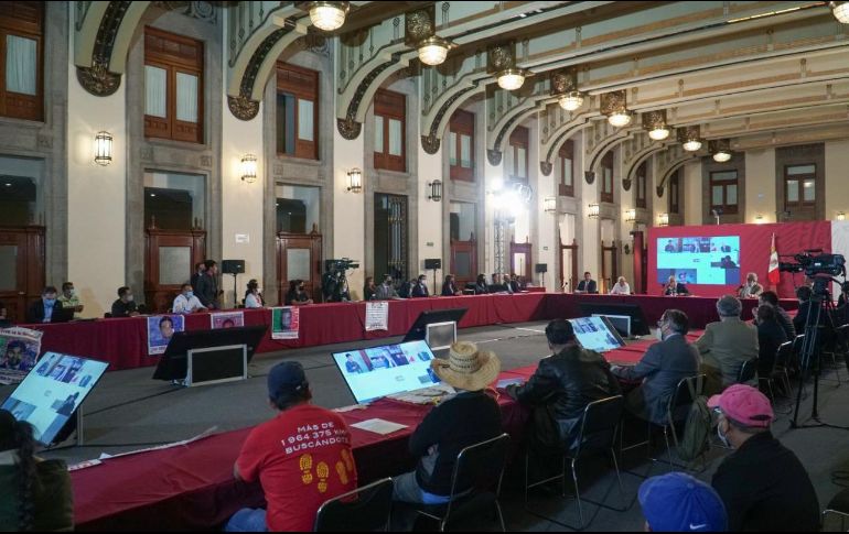 Alejandro Encinas Rodríguez y el Presidente Andrés Manuel López Obrador se reunieron con padres de los normalistas este viernes. TWITTER/@A_Encinas_R