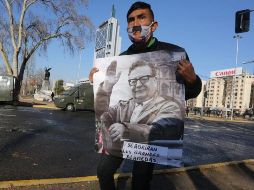 Un hombre sostiene una imagen del expresidente chileno Salvador Allende durante una protesta por la conmemoración del 47ª aniversario del golpe de Estado e inicio de la dictadura. EFE/E. González