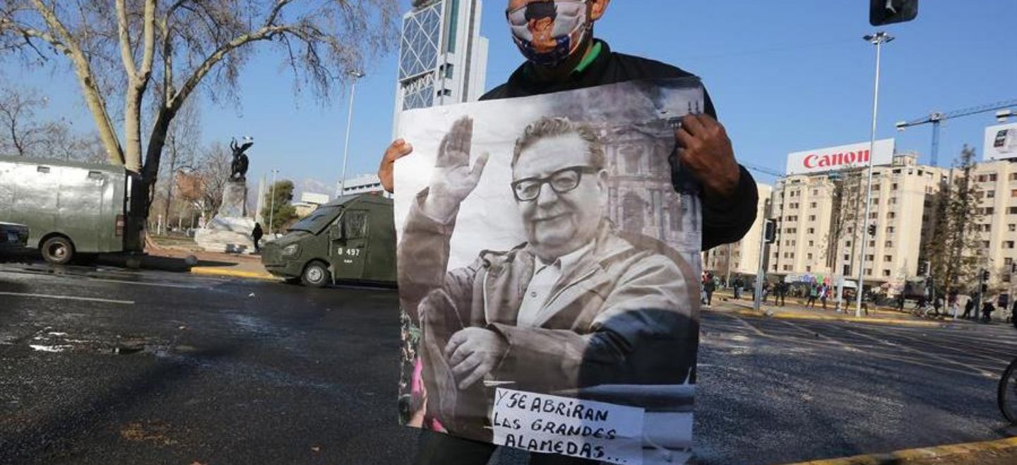 Un hombre sostiene una imagen del expresidente chileno Salvador Allende durante una protesta por la conmemoración del 47ª aniversario del golpe de Estado e inicio de la dictadura. EFE/E. González