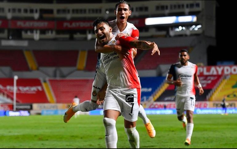 Alexis Vega y Uriel Antuna festejan el gol del triunfo. IMAGO 7/S. Laureano
