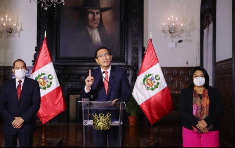 El presidente de Perú, Martín Vizcarra (c), ofrece un mensaje a la Nación en el Palacio de Gobierno, en Lima. EFE/Presidencia