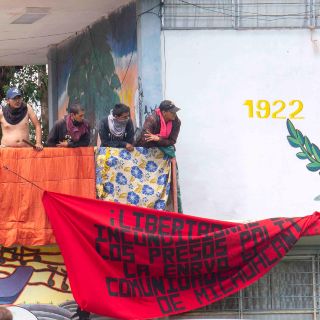 Chocan policías y normalistas en Michoacán; hay 18 heridos