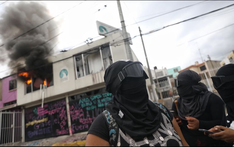 Tras el desalojo a las instalaciones por parte de las autoridades, mobiliario de las oficinas de la CODHEM fue quemado por encapuchadas. EFE/S. Gutiérrez