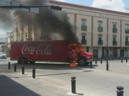 Los taxistas bloquearon la calle Sexta a su cruce con Morelos con el camión repartidor, y posteriormente lo incendiaron. ESPECIAL
