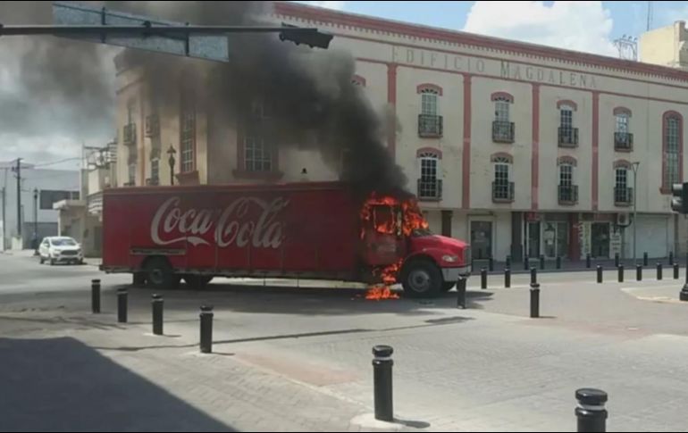 Los taxistas bloquearon la calle Sexta a su cruce con Morelos con el camión repartidor, y posteriormente lo incendiaron. ESPECIAL