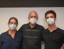 En compañía de su esposa, Maureen, y su hijo Patrick Ortiz, Rafael Ortiz recordó a su hermano como un ser alegre. EL INFORMADOR/N. Gutiérrez