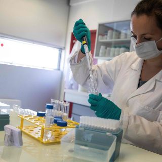 AstraZeneca reanuda pruebas de vacuna contra coronavirus