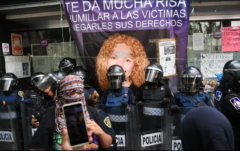 El grupo de mujeres, afuera de las oficinas de Atención a Víctimas. SUN/H. García