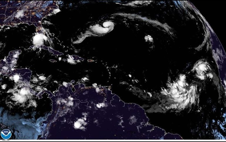 “Paulette” se mueve hacia el oeste-noroeste con una velocidad de cerca de 22 km/h. EFE / NHC