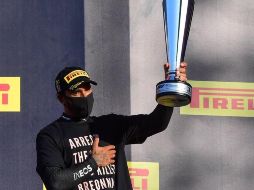 En una extensa y revoltosa carrera en el Gran Premio de Toscana, el británico de Mercedes dominó el circuito de Mugello. EFE / J. Lorenzini