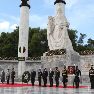 México inicia fiestas patrias con respaldo del Ejército a López Obrador