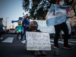 Centenares de ciudadanos protestaron contra las recientes decisiones del Gobierno de Alberto Fernández. EFE / J. Roncoroni