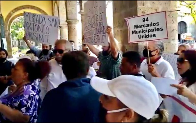 Los inconformes se agrupan en los alrededores del mercado San Juan de Dios y caminan rumbo a la presidencia municipal donde con pancartas y gritos solicitan reunirse con el alcalde Ismael del Toro. ESPECIAL