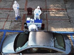 La diferencia en la proyección pudiera deberse a los casos asintomáticos. Cerca de un 30% no presenta síntomas, por lo que acuden a realizarse la prueba. AFP/ARCHIVO