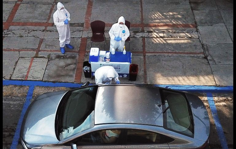 La diferencia en la proyección pudiera deberse a los casos asintomáticos. Cerca de un 30% no presenta síntomas, por lo que acuden a realizarse la prueba. AFP/ARCHIVO