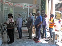 Personas hacían fila este lunes en un expendio que vendía boletos de la rifa del valor comercial del avión presidencial. EL INFORMADOR/A. Camacho