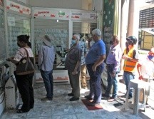 Personas hacían fila este lunes en un expendio que vendía boletos de la rifa del valor comercial del avión presidencial. EL INFORMADOR/A. Camacho