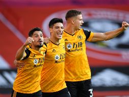 Jiménez (c) festeja tras su anotación ante el Sheffield United, en partido disputado en Sheffield, Inglaterra. EFE/P. Powell