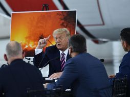 El presidente de EU sostuvo una reunión con autoridades locales para entender la dimensión del desastre. AFP / B. Smialowski