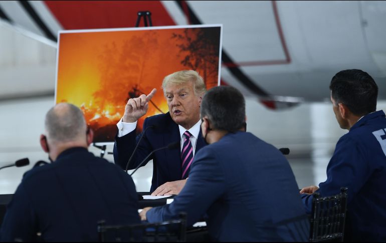 El presidente de EU sostuvo una reunión con autoridades locales para entender la dimensión del desastre. AFP / B. Smialowski