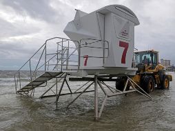 Un estand para salvavidas quedó en una playa inundada en Pensacola Beach, Florida, por la cercanía de 