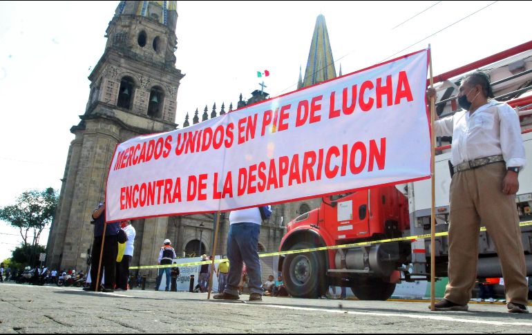 Este lunes, los comerciantes realizaron una manifestación por el Centro tapatío y llegaron a las puertas del Palacio Municipal. EL INFORMADOR / A CAMACHO
