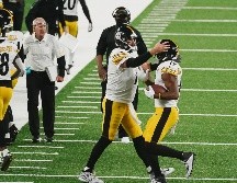 CONEXIÓN. Dos de los tres pases de anotación de Roethlisberger fueron con JuJu Smith-Schuster (derecha). AP / S. Wenig
