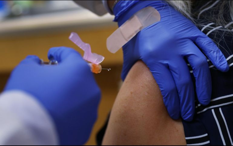 Especialistas insisten que solo hasta finales de año o principios de 2021 es posible que se haya logrado una vacuna segura y efectiva. AFP / ARCHIVO
