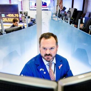 Wall Street termina dispar, enfocada en la Fed