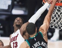PROVIDENCIAL. Bam Adebayo hizo un bloqueo sobre Jayson Tatum en los últimos segundos del tiempo extra. EFE / E. Lesser