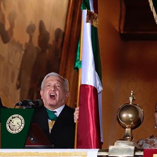 López Obrador da El Grito en un Zócalo vacío