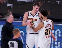 Nikola Jokic (IZQ.) y Jamal Murray (DER.), encabezaron otra remontada asombrosa. AP