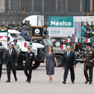 AMLO encabeza desfile militar por el 210 aniversario de la Independencia