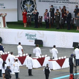 AMLO entrega presea "Miguel Hidalgo" a profesionales de la Salud