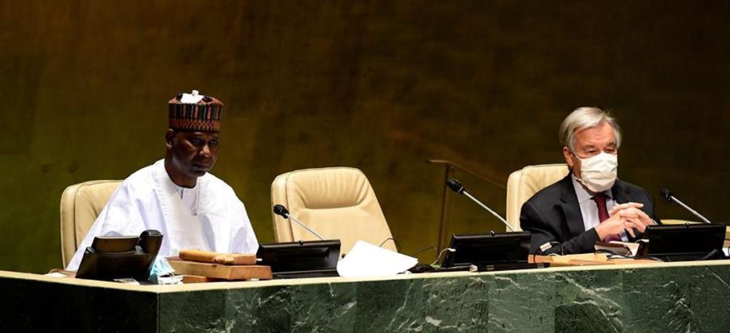 El secretario general de la ONU, António Guterres (d), y el presidente del septuagésimo cuarto período de sesiones de la Asamblea General, el nigeriano Tijjani Muhammad-Bande (i), hablan este jueves. EFE/E. Schneider-ONU