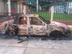 Los inconformes tomaron un vehículo oficial Aveo azul, que fue incendiado frente al Palacio Municipal. ESPECIAL
